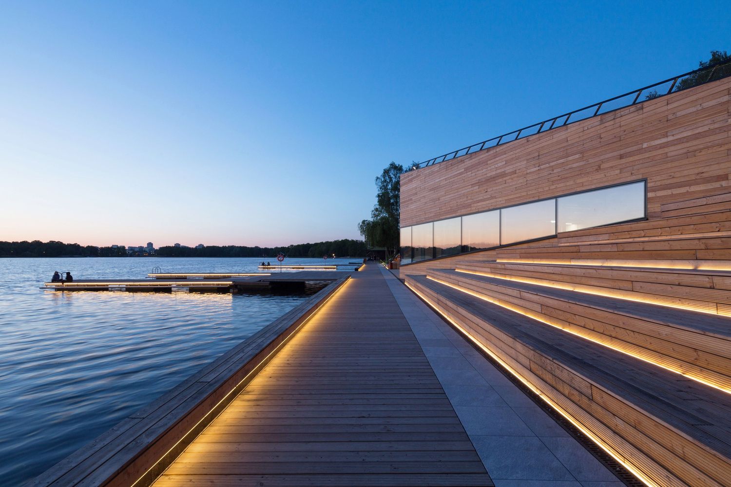 MOSM Canoe Center. Facciata in fibrocemento per un edificio moderno con vista sul lago