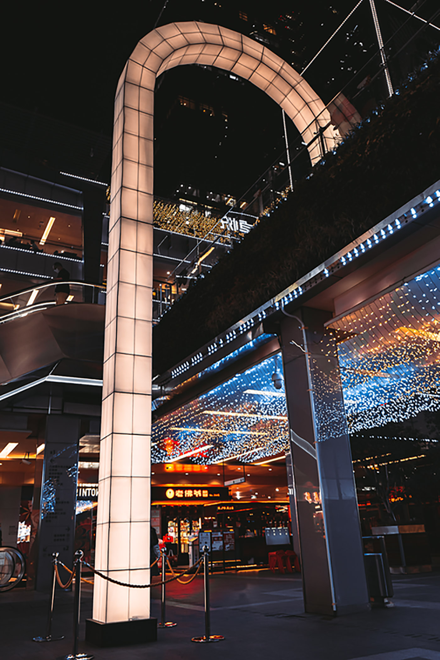 Space Frame: sculptural lights as jewels in an architectural space