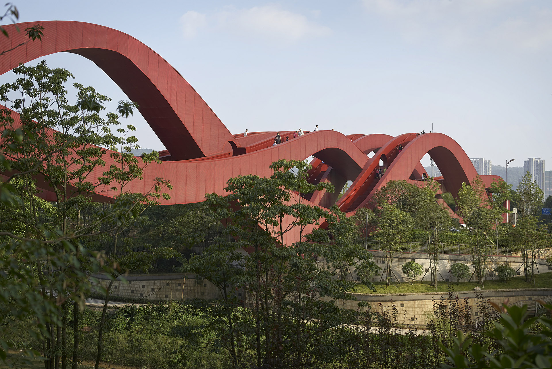 Iconic bridge in China: the Lucky Knot connects, enlightens and entertains