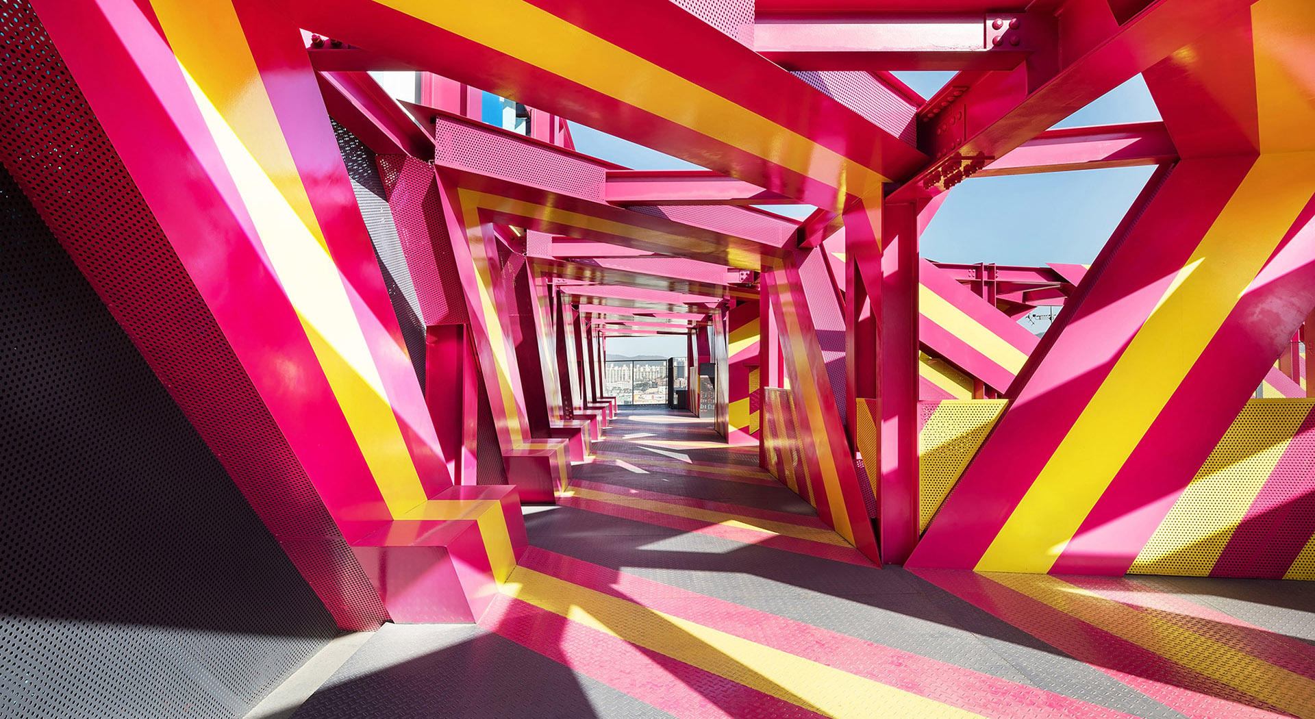 Architecture of Autonomy: Interactive and attractive installation for a visual identity
