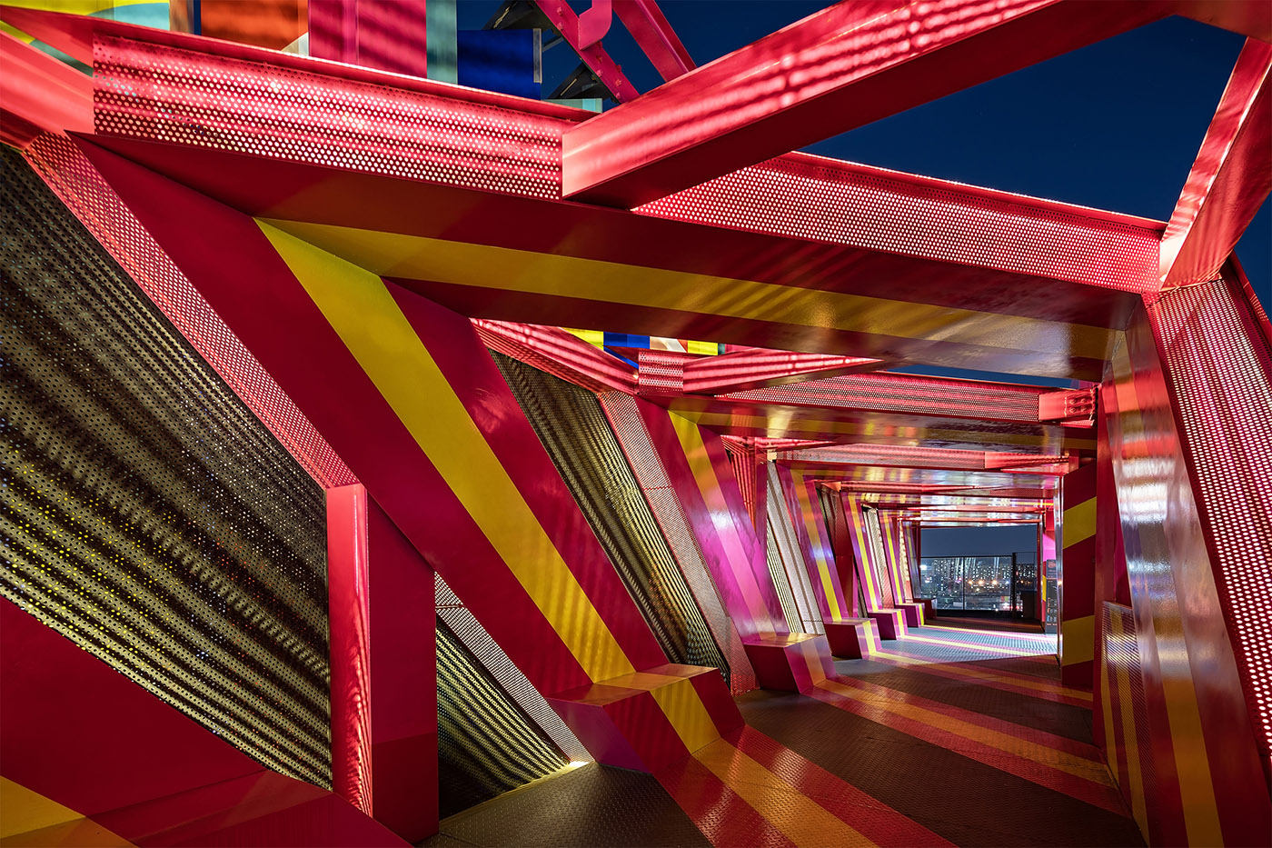 Architecture of Autonomy: Interactive and attractive installation for a visual identity