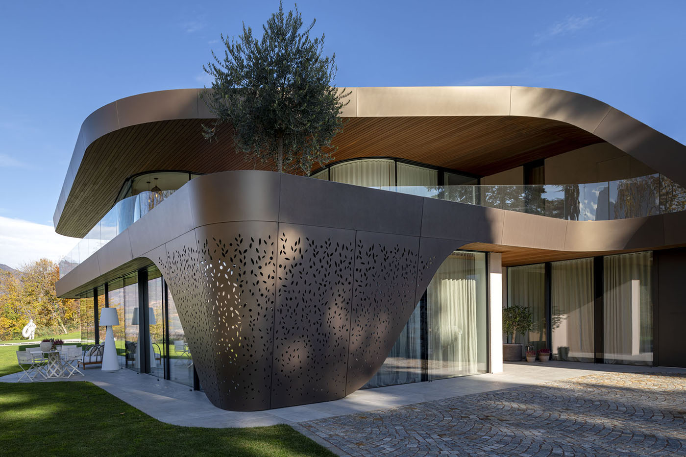 An organised architecture for Villa EB. A luxurious residence on the renowned Strada del Vino