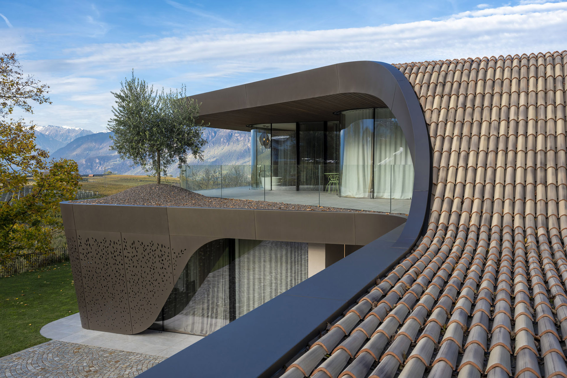 An organised architecture for Villa EB. A luxurious residence on the renowned Strada del Vino