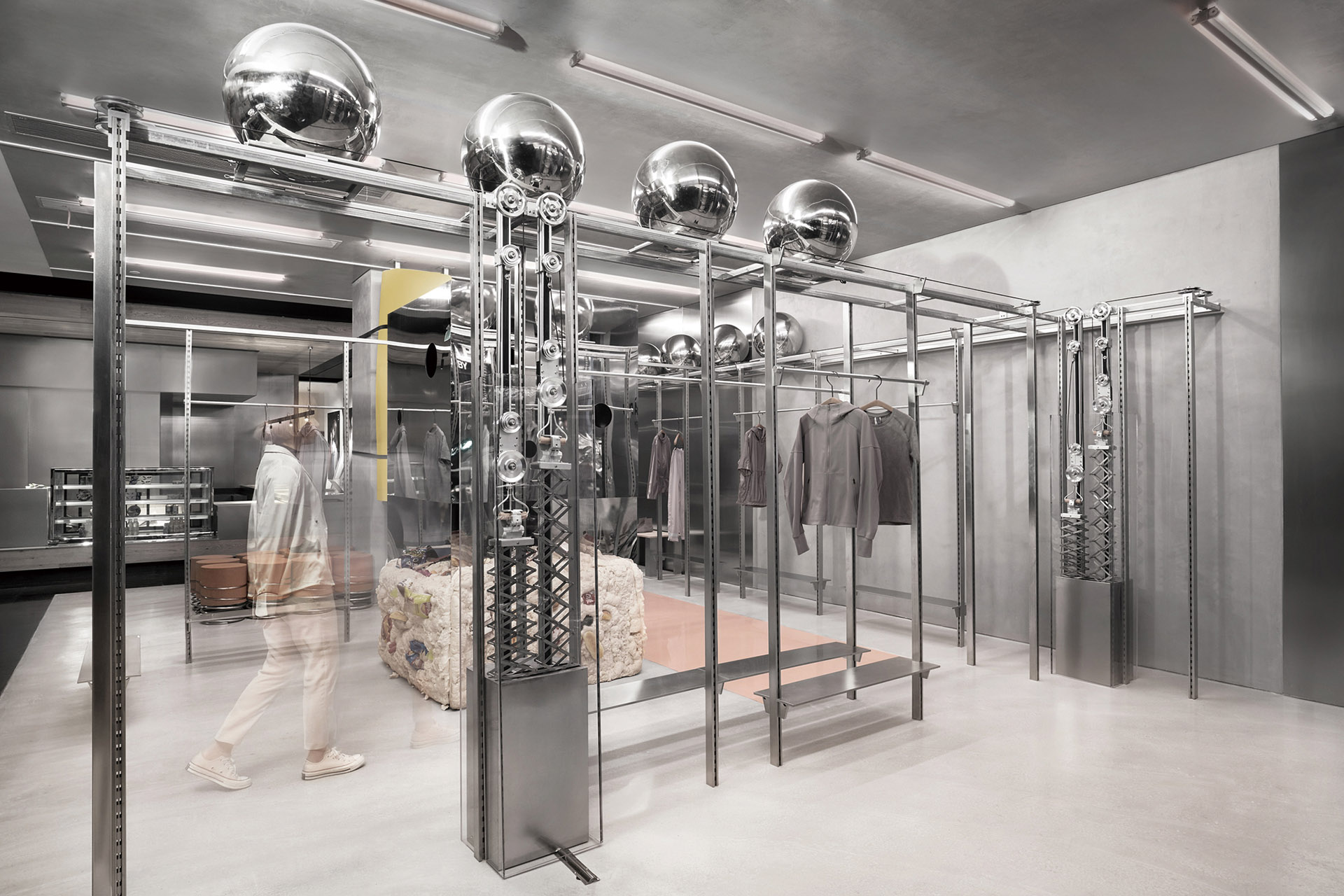 Futuristic sportswear shop: the Peu à Peu design displays the principles of fitness with robots and moving reflective spheres