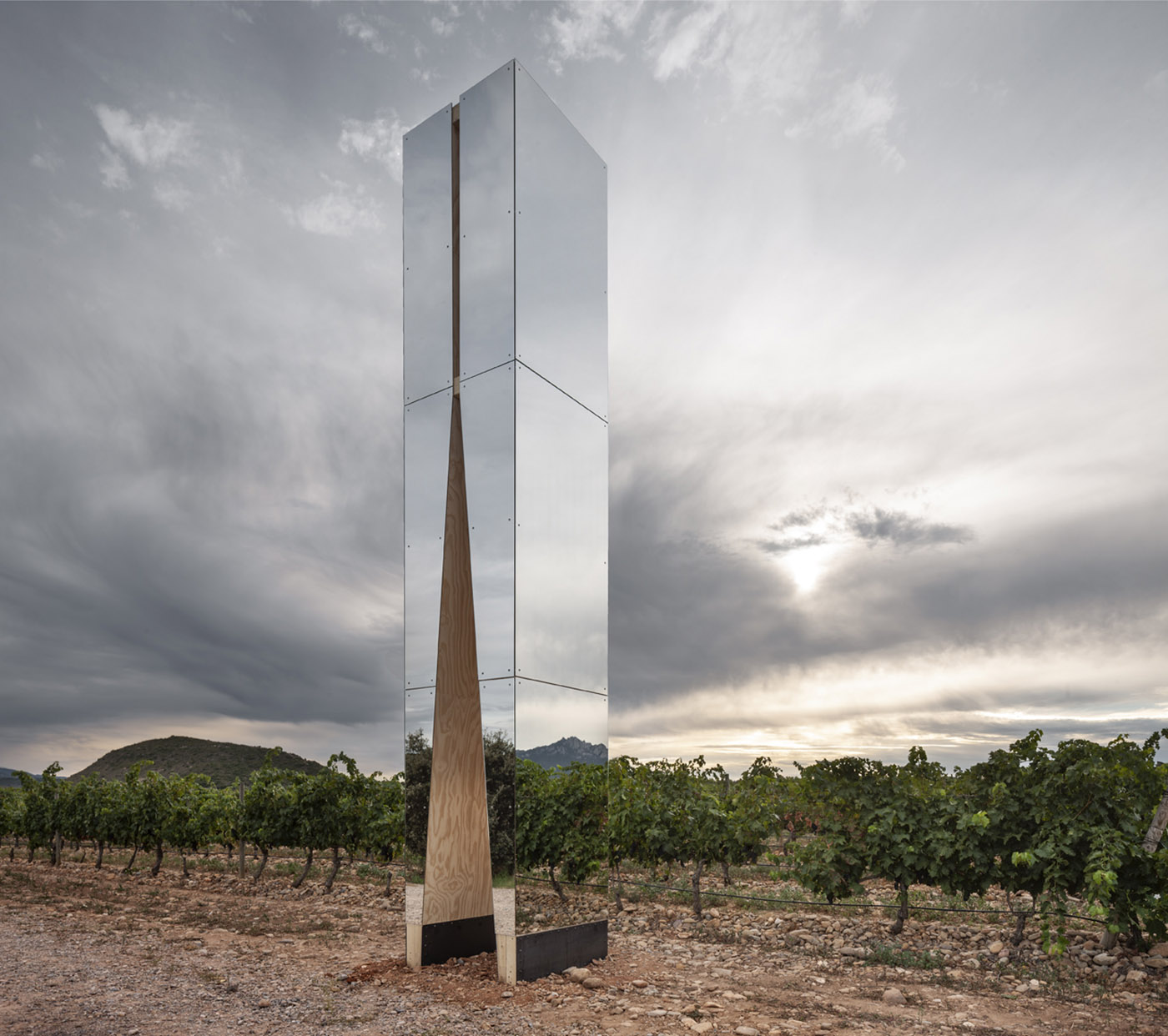 Ephemeral installation in the Spanish vineyards: the essence of wine in design, LAN- 4