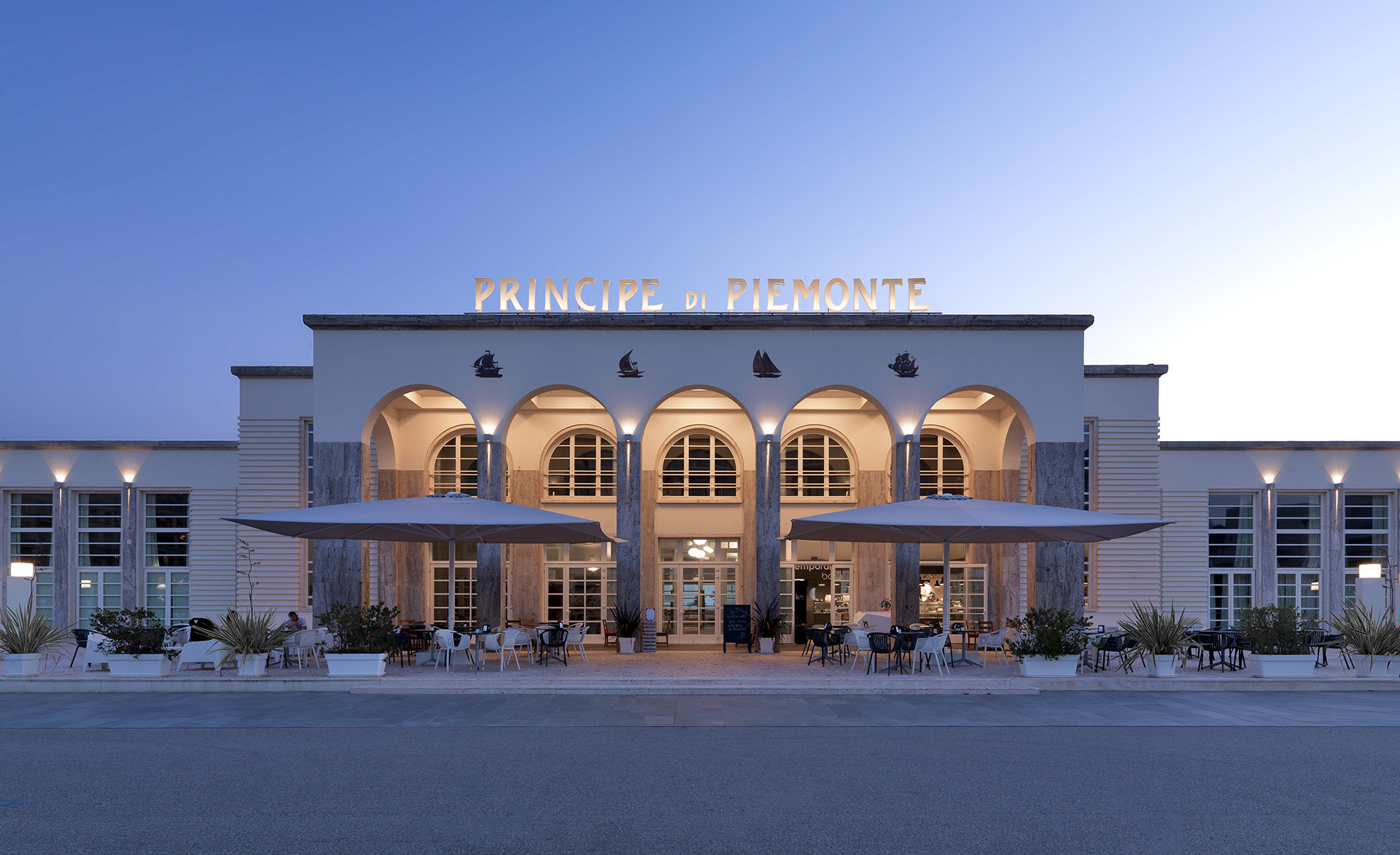 Una pergola bioclimatica regala un nuovo e moderno spazio outdoor al Principe di Piemonte di Viareggio