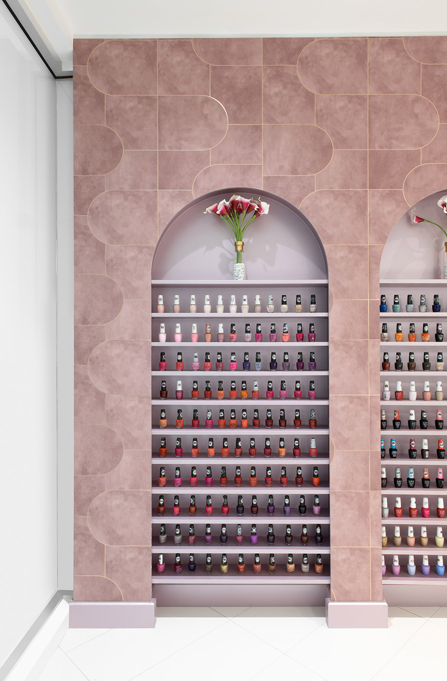 Diva Nails Beauty Center. Le blanc, les fleurs et les touches de rose créent un espace élégant et féminin