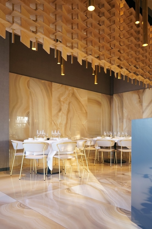 Kaori, il ristorante dall’atmosfera fluttuante e ‘sospesa’ nel tempo che non dimentica il comfort acustico