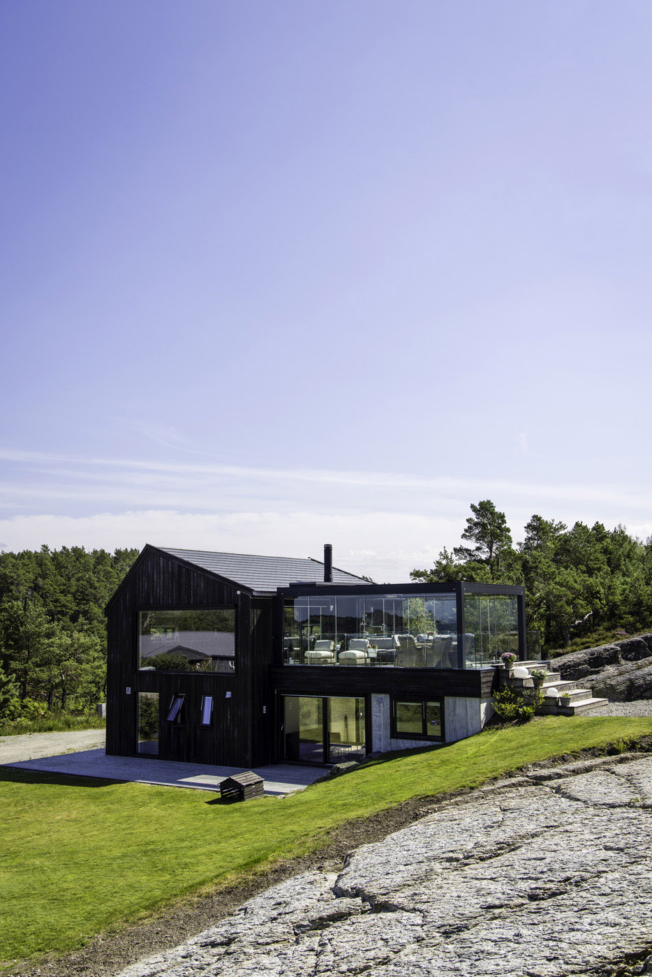 La pergola bioclimatica completa una country house sospesa tra il verde e il mare