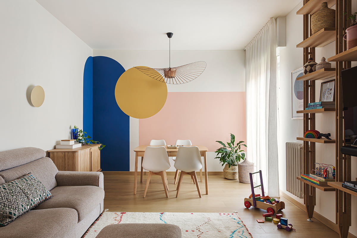 Restyling di Casa Amar. Un interior vivace, colorato ed avvolgente come la famiglia che la abita