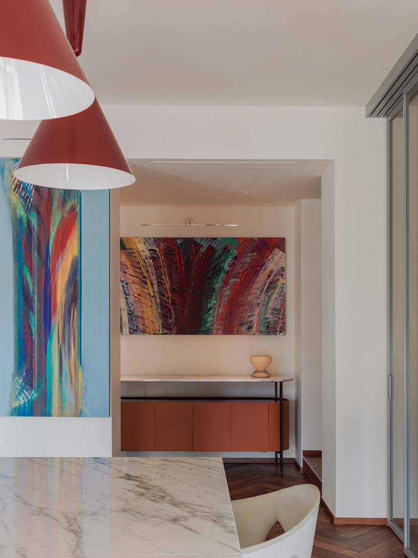 Interior en Milán. Un espacio equilibrado y elegante centrado en los Dos Diabolos como puntos focales