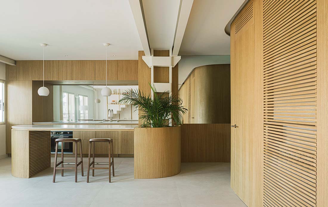 Duplex in Salesas. Curves and edges transform old offices into a home