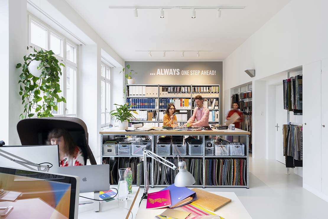 Oficina de Evolution Design en Zúrich: texturas, gráficos y plantas de interior para una atmósfera energizante y acogedora