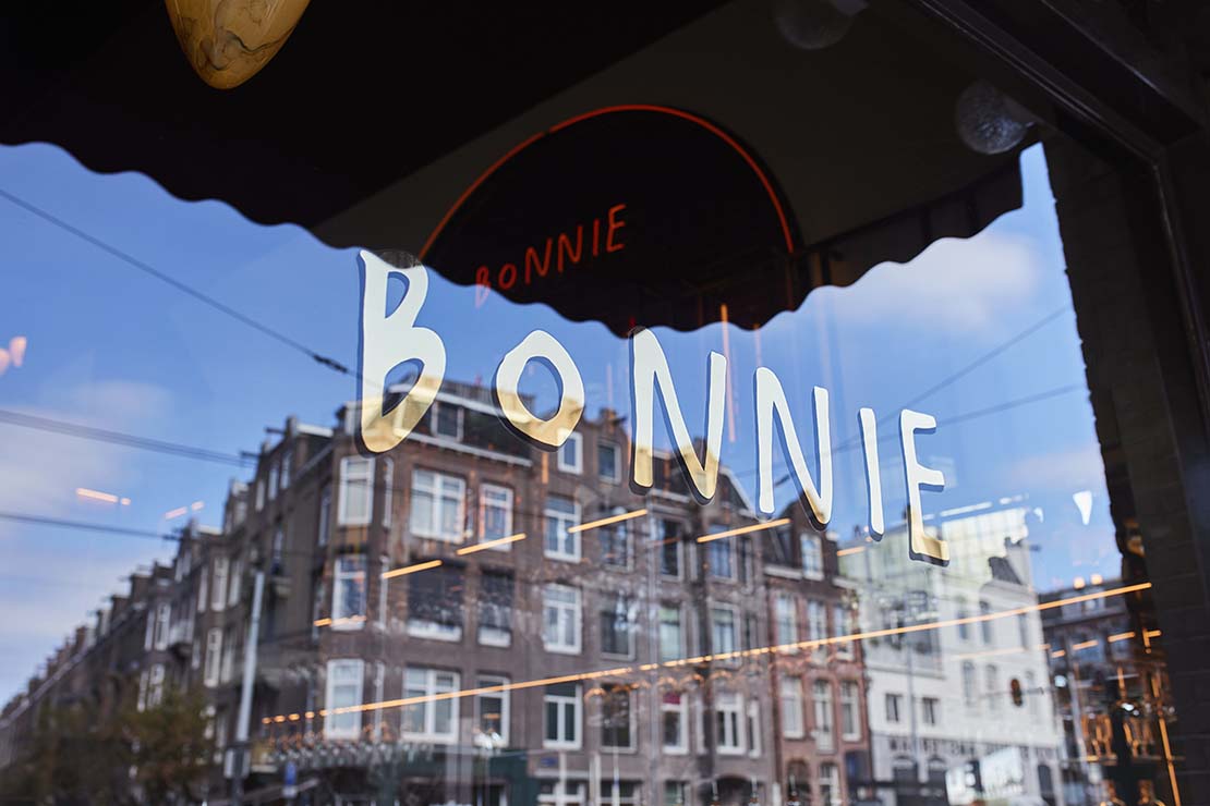 Le design du bar-bistrot Bonnie célèbre l'accueil des vieux cafés d'Amsterdam, entre boissons et récits.