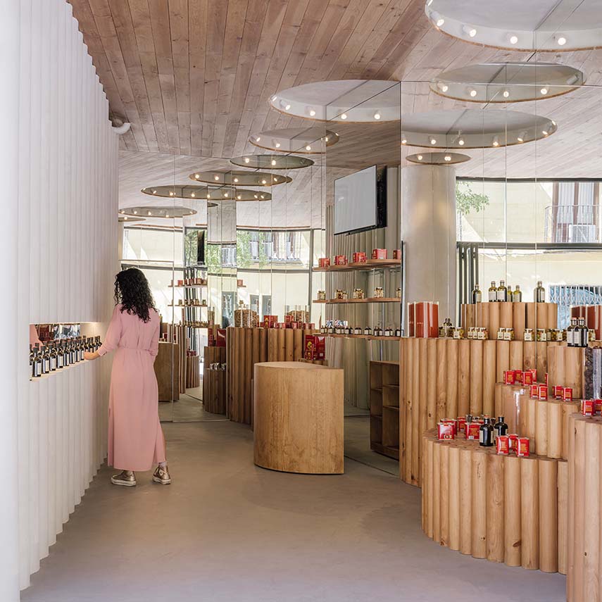 El espejo que completa. Círculos e ilusión óptica para el interior de la tienda de pimentón ahumado Humo
