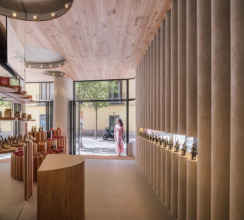 El espejo que completa. Círculos e ilusión óptica para el interior de la tienda de pimentón ahumado Humo