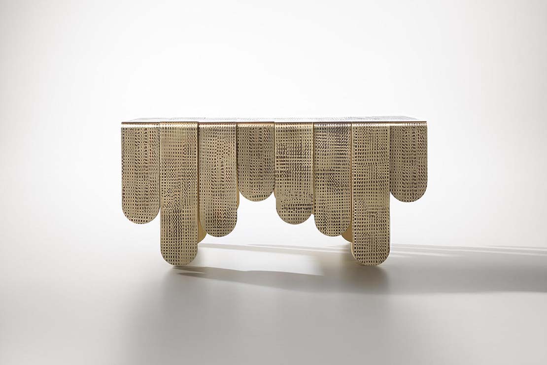 Xilo. Tavolino di design come scultura che esalta l'artigianalità e il materiale