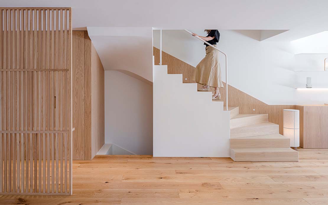 El diseño crea serenidad en Casa Nogal. Madera de roble y blanco para modelar todos los ambientes