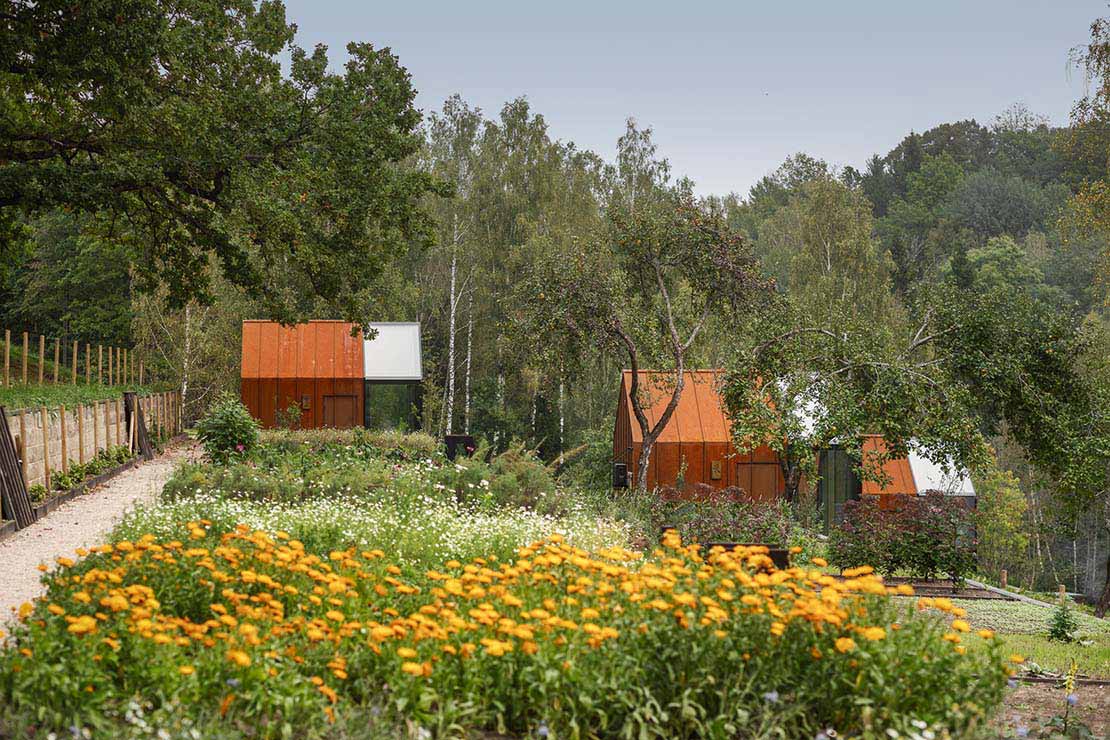 Cabañas y saunas de la tradición letona en el Ziedlejas Wellness Resort