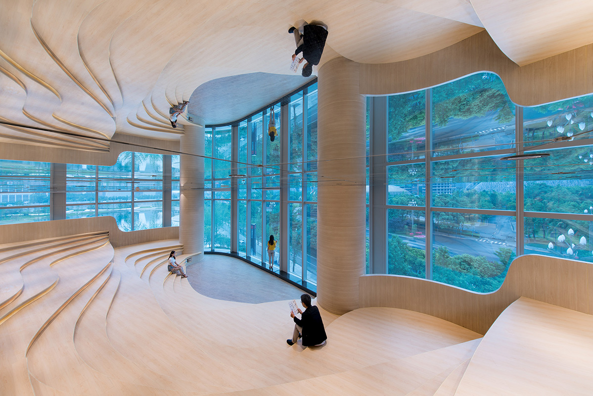 Vidriera y sala de lectura con asientos de madera