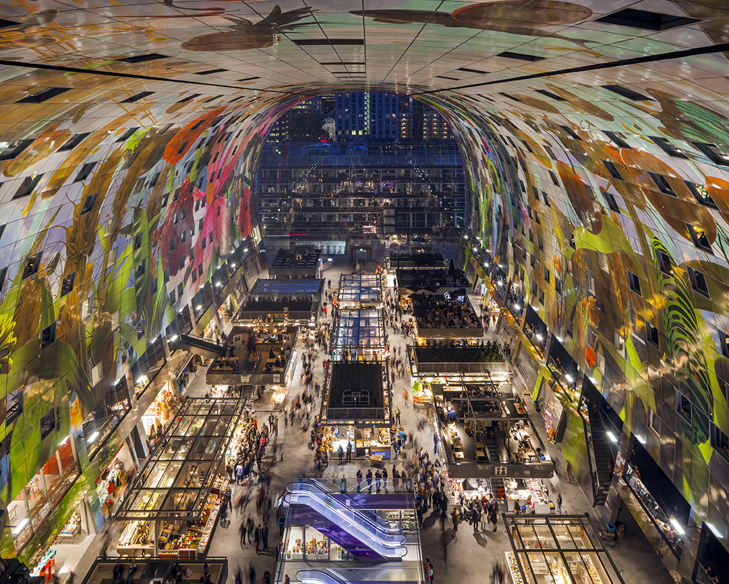 El interior del Market Hall y su decoración en el arco