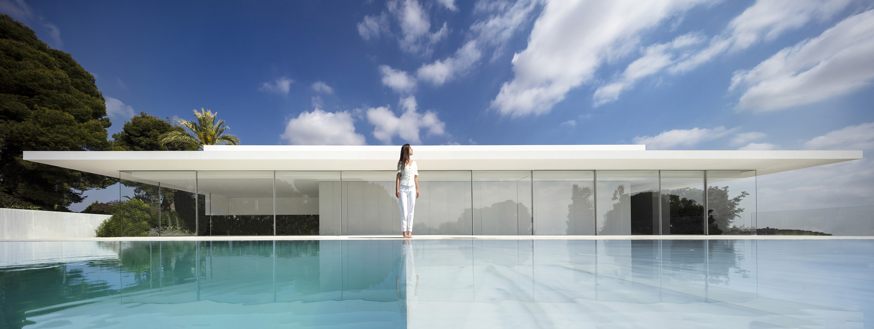 Flat roof and windows along the whole house