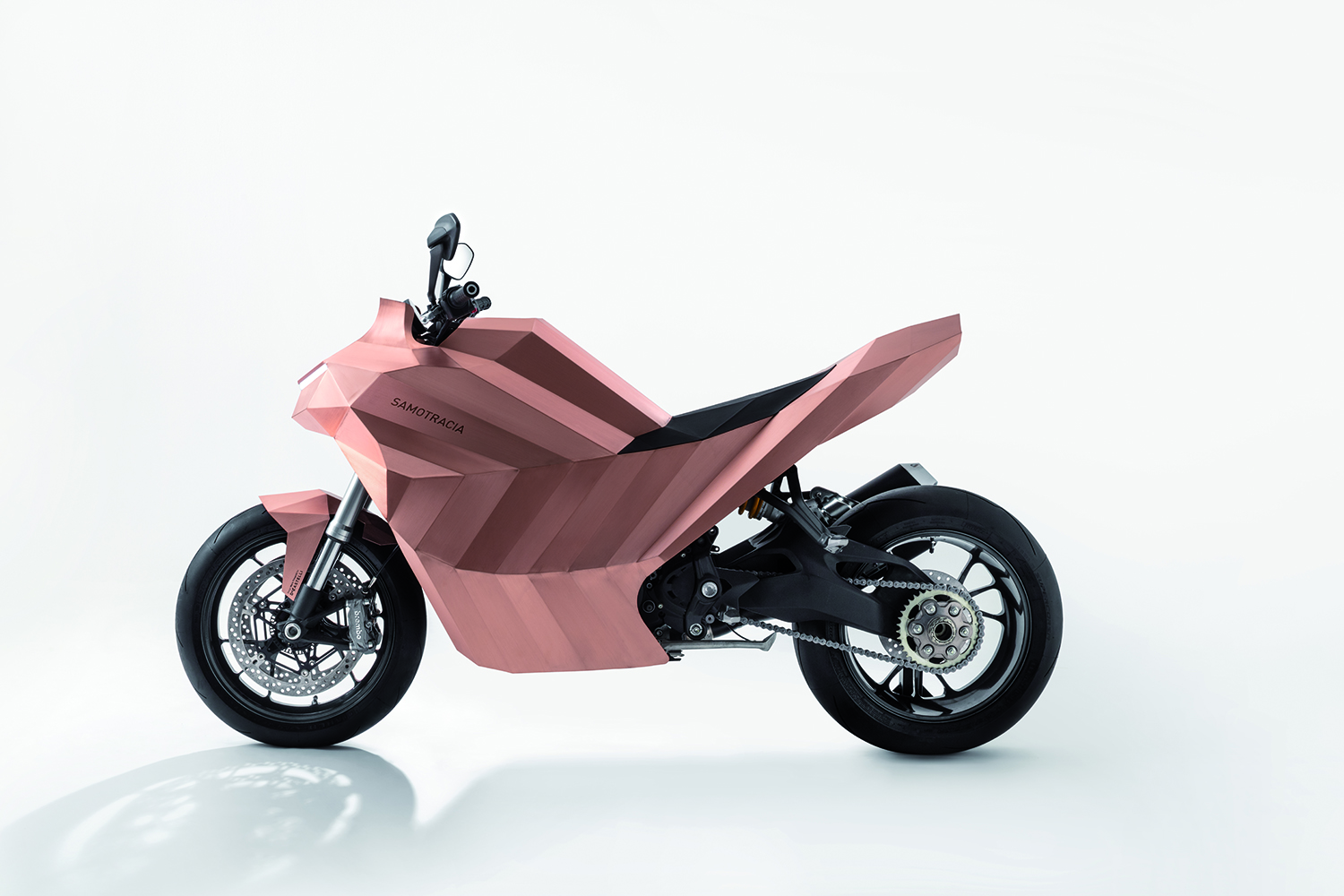 Copper motorcycle with aerodynamic aesthetics