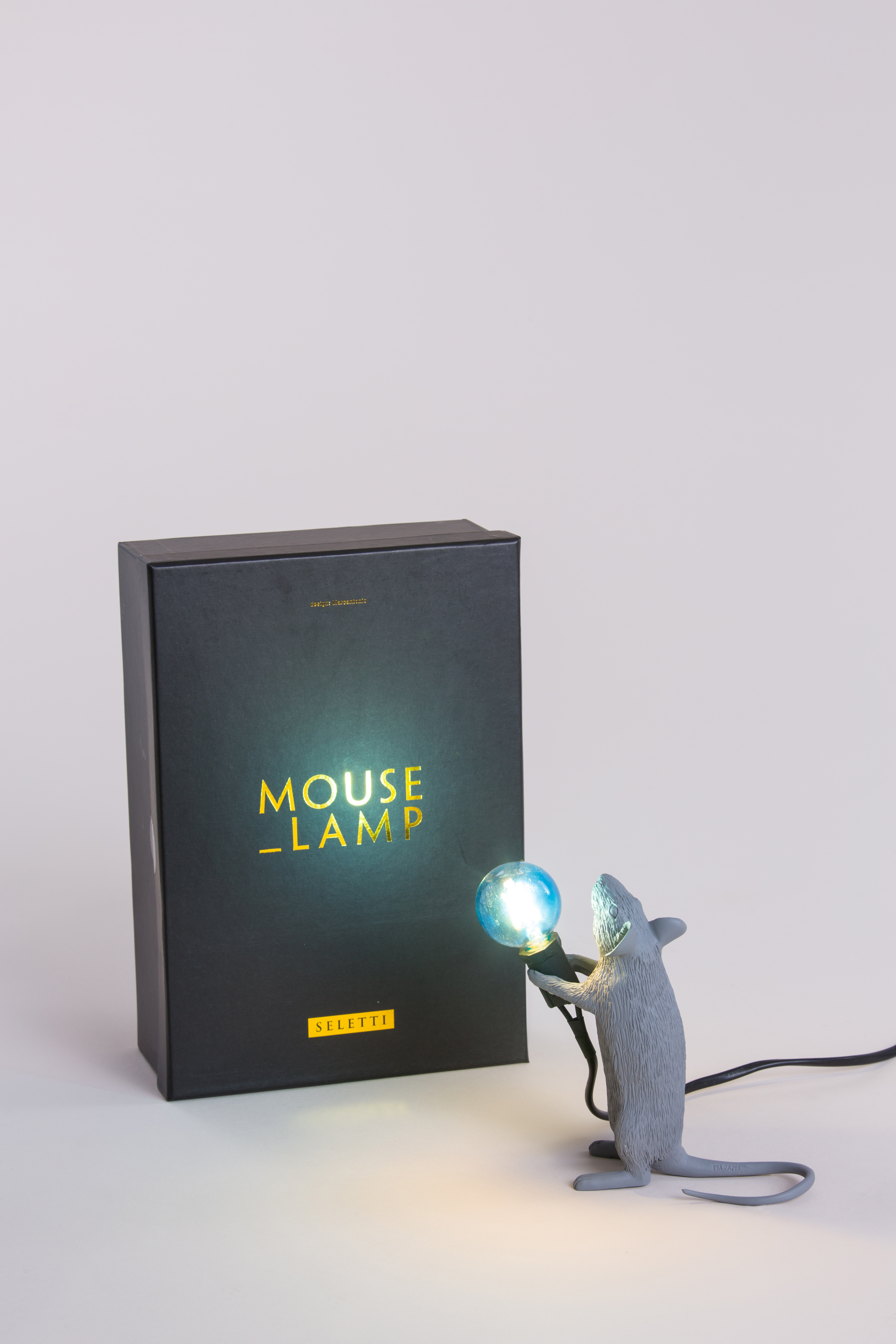 Ratón con luz azul y luz
