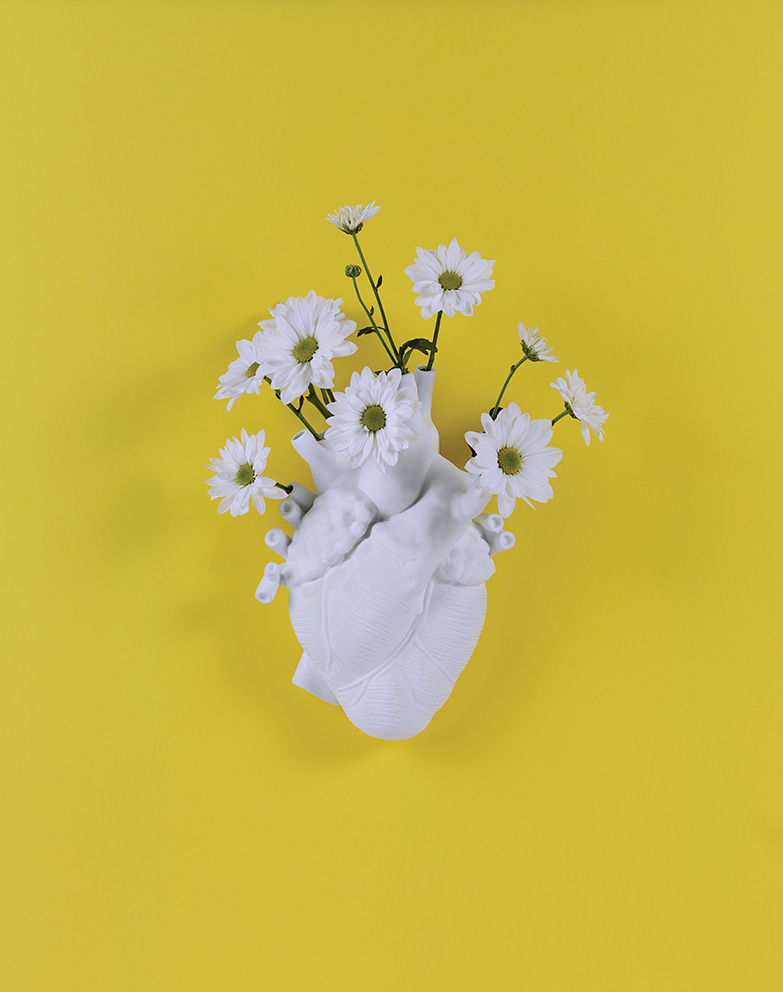 wall-mounted porcelain heart with flowers