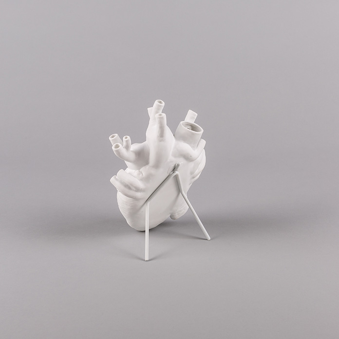 wall-mounted porcelain heart with flowers