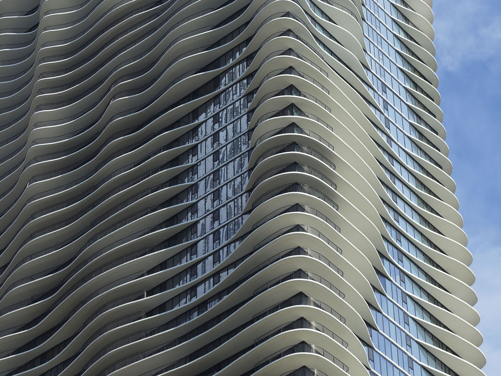 Chicago skyscraper with sinuous shapes