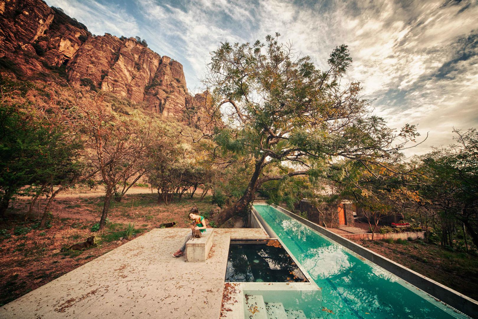 Piscina entre las rocas y la naturaleza