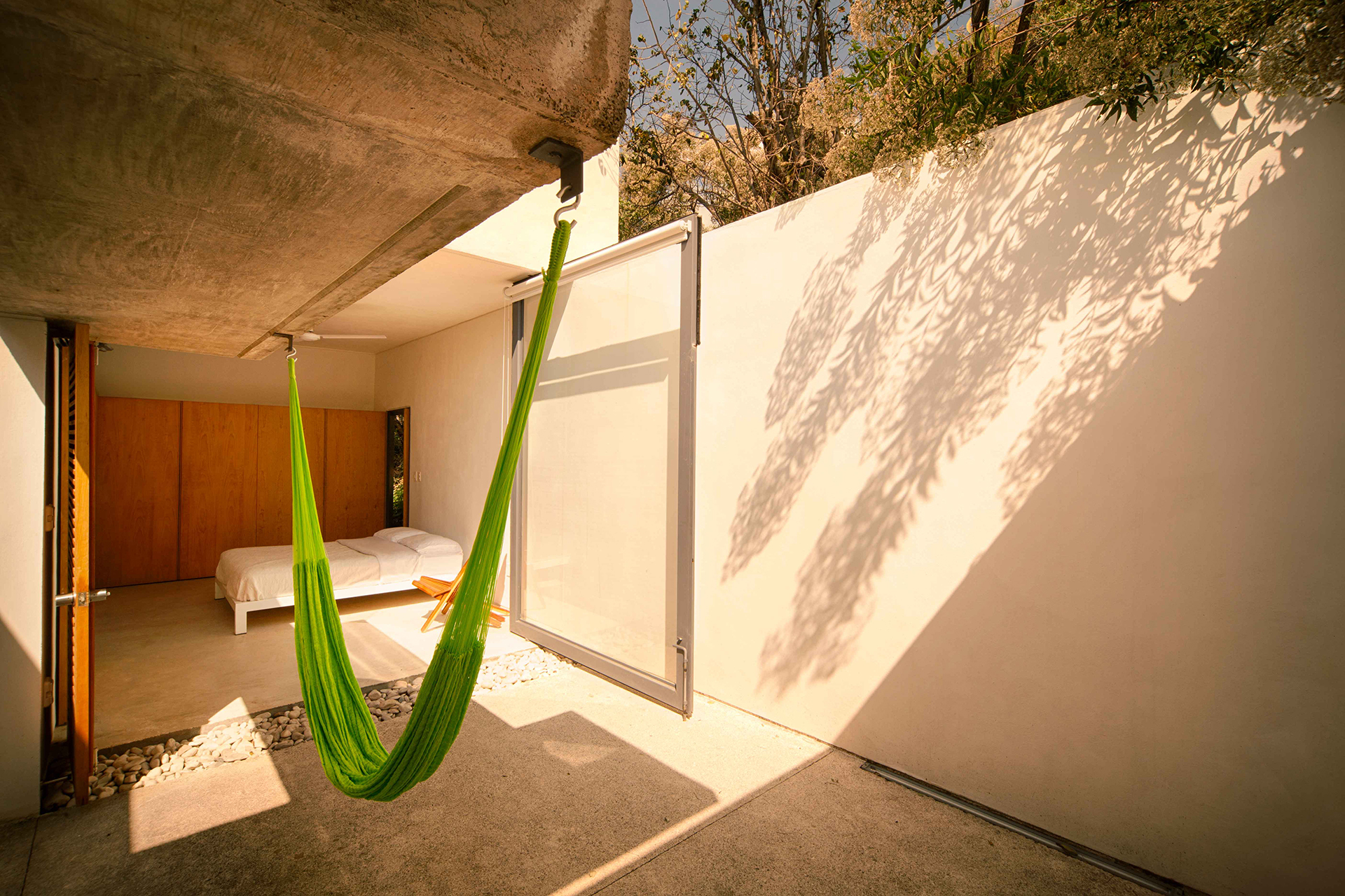 Piscina entre las rocas y la naturaleza
