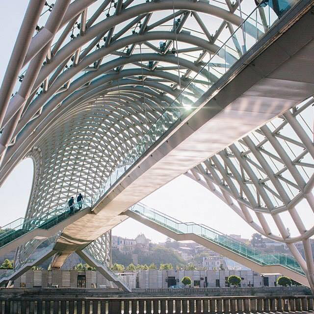 Ponte che unisce due quartieri