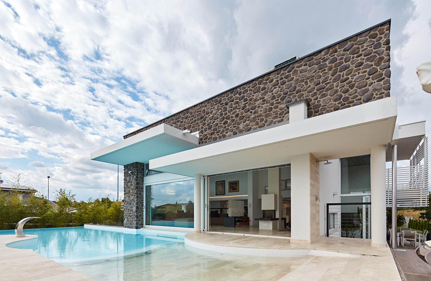 Reflection of the full and empty spaces on the infinity pool