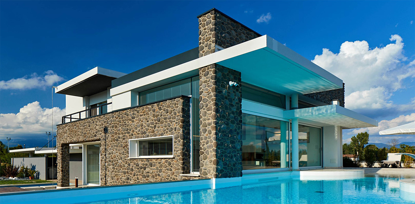 Reflection of the full and empty spaces on the infinity pool