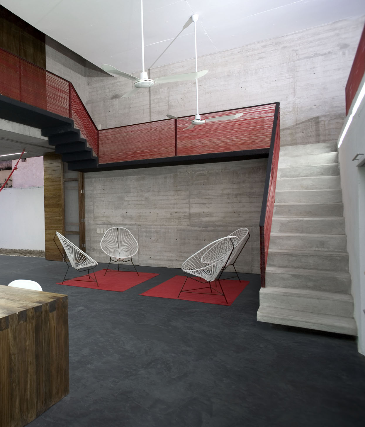 Casa in legno e cemento con piscina