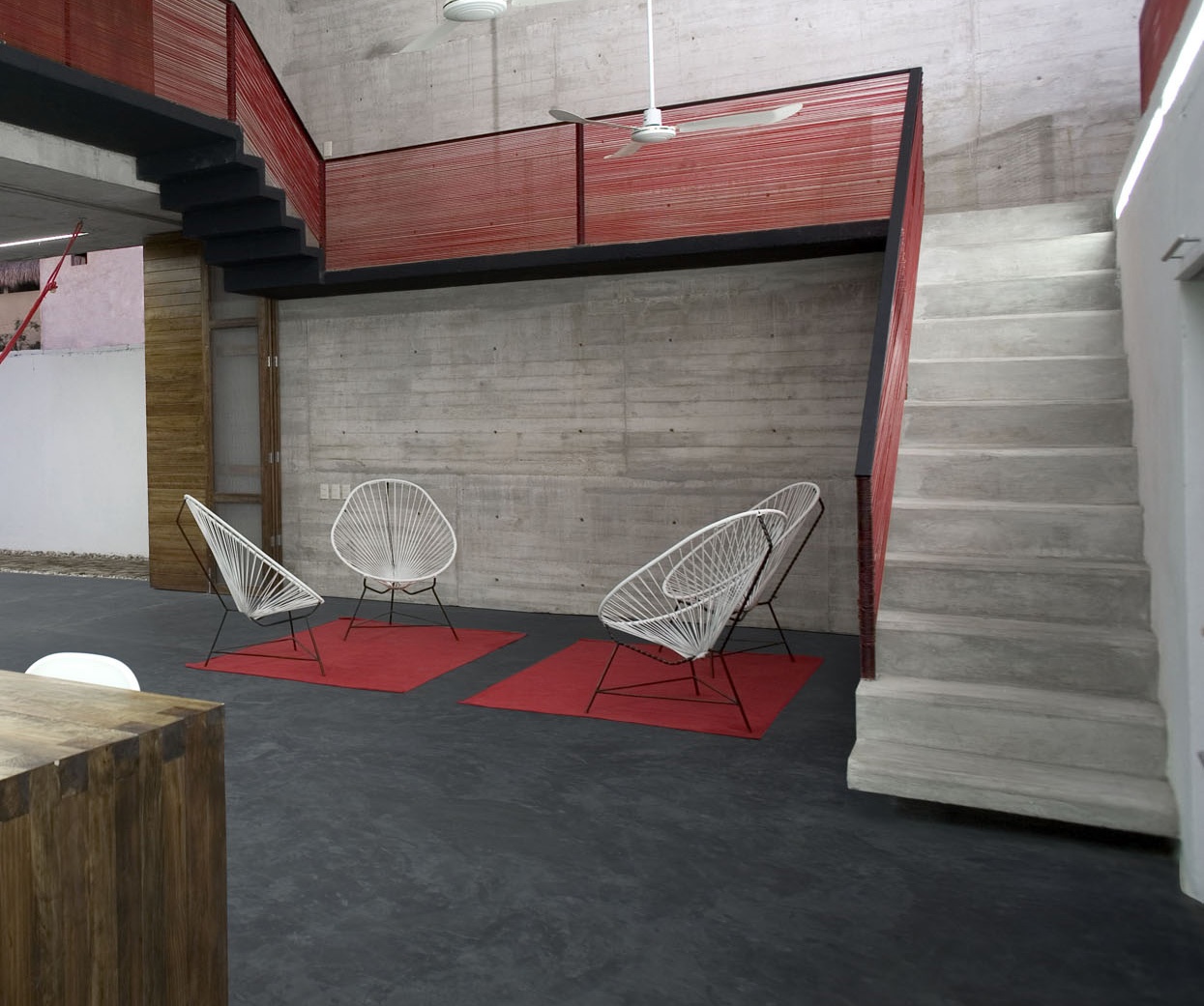 Staircase in concrete and red balustrade