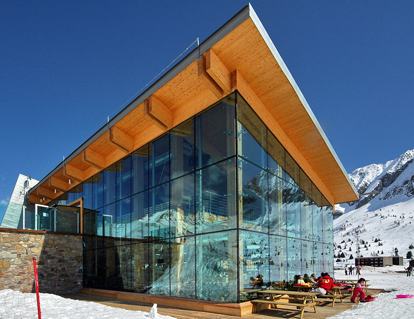 Rifugio in legno e vetro