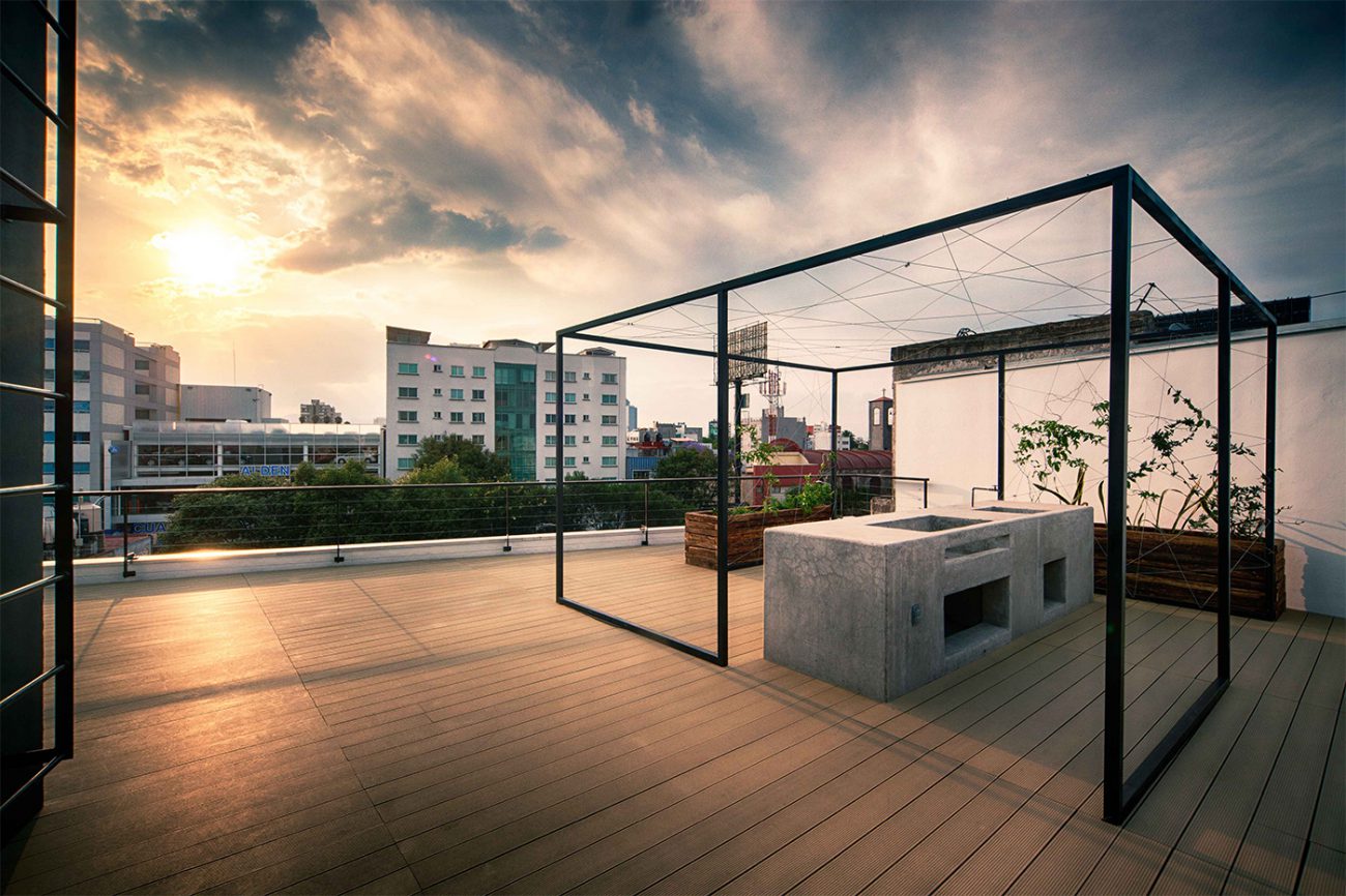 Struttura in metallo nero sulla terrazza