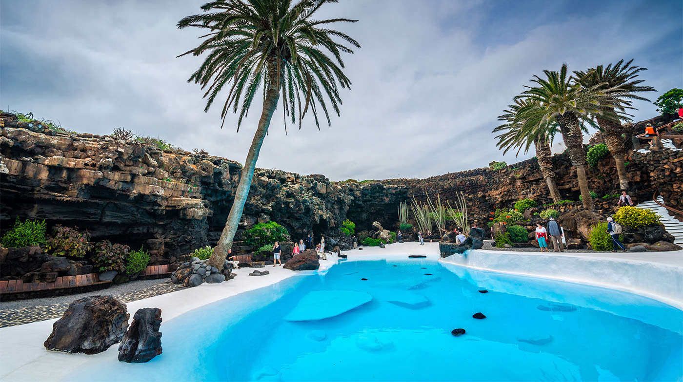 Piscina nella natura tra le palme