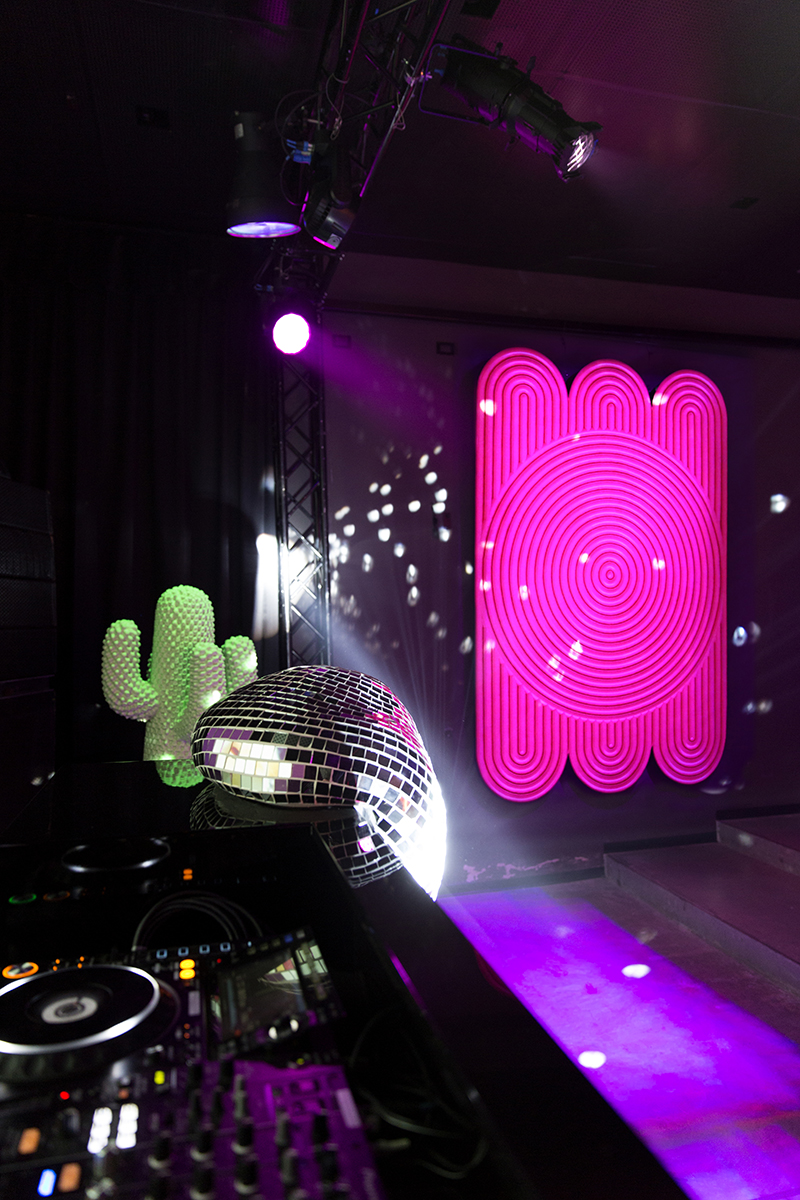 ambiente decoración discoteca color