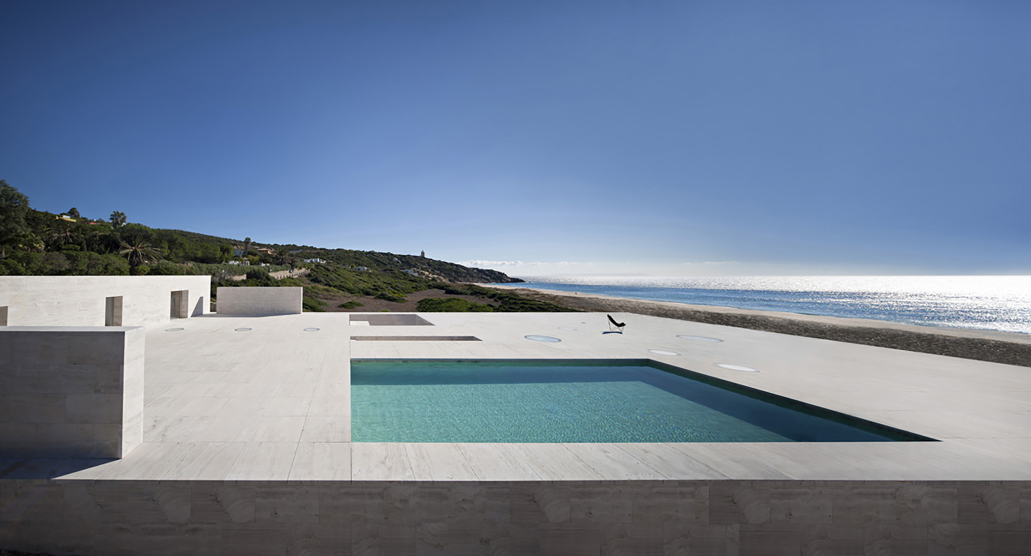 piscina a picco sul mare cemento