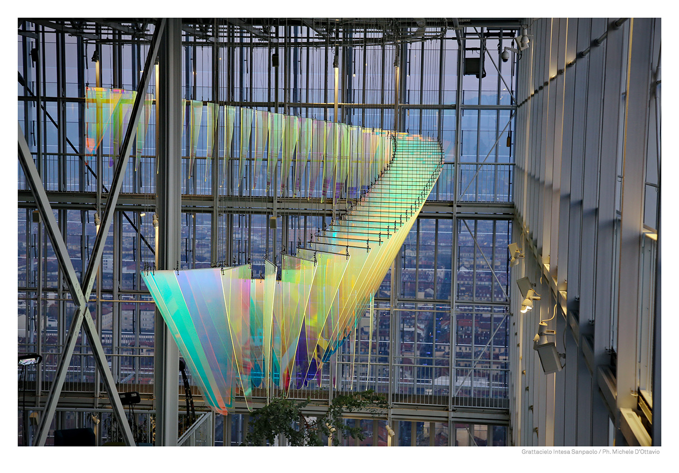 Installazione di luci colorate in un grattacielo vetrato
