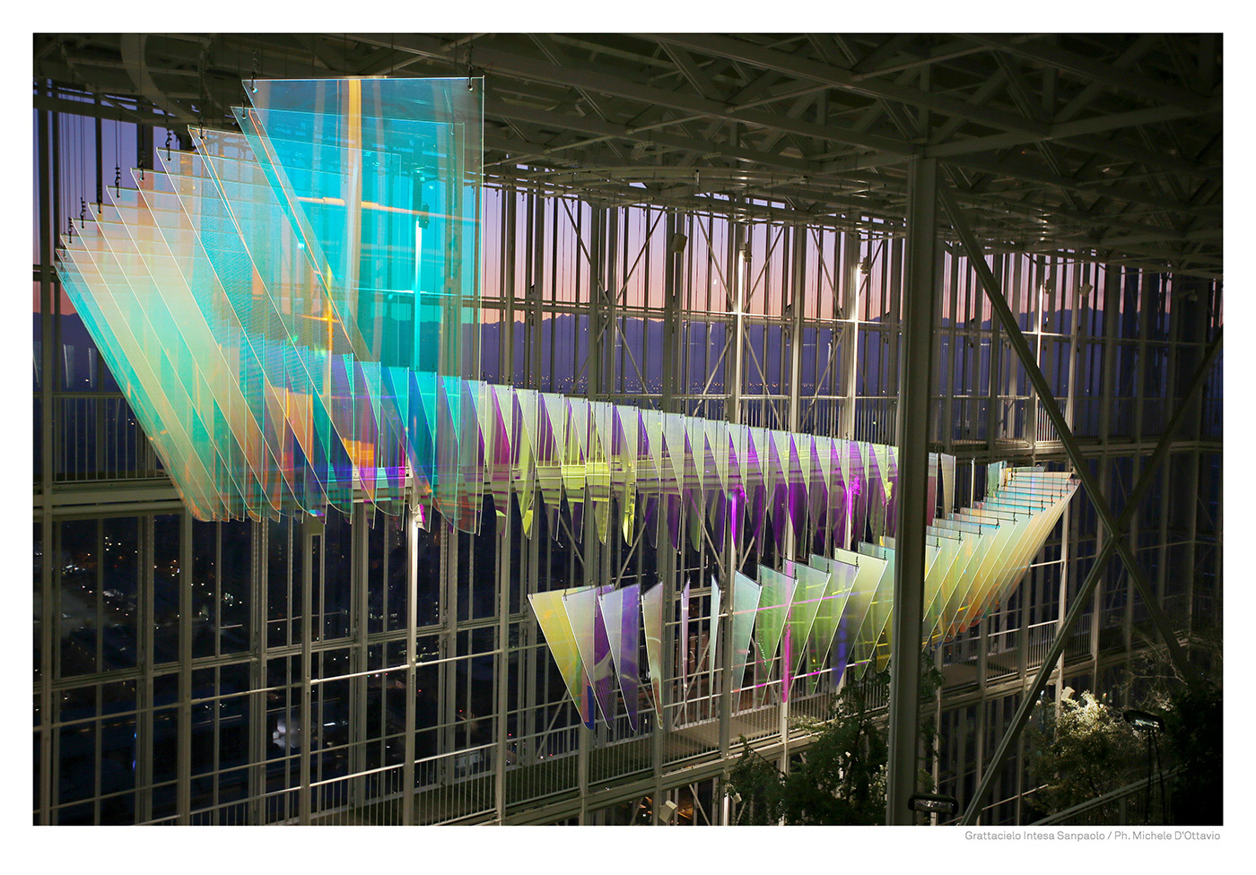 Installazione di luci colorate in un grattacielo vetrato