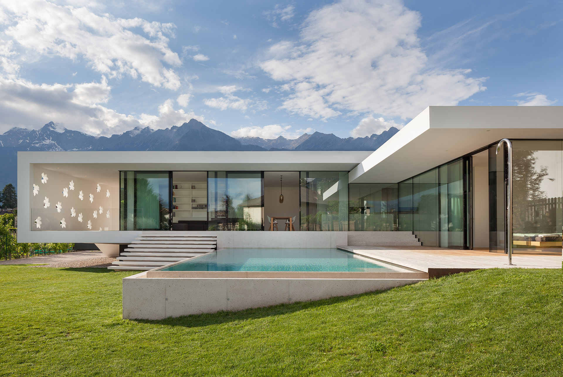 detached house cement swimming pool