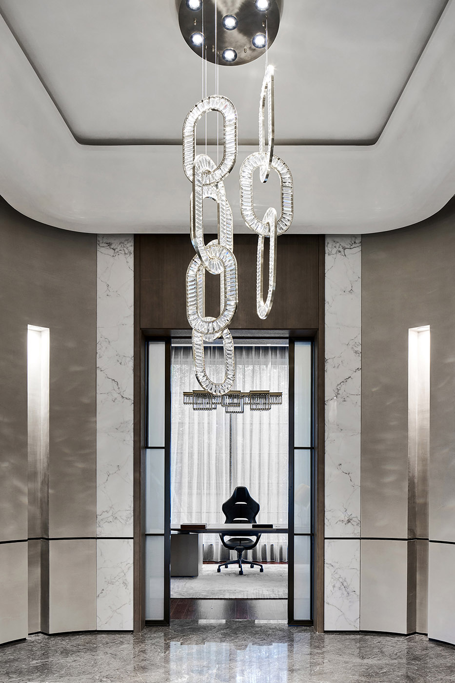 Atrio con lampadario di lusso