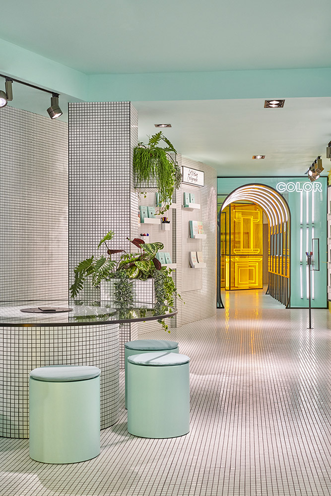 concept store rubio colore e metacrilato bancone pavimento bianco