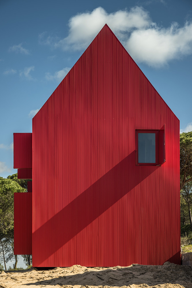 Architettura rossa nel paesaggio