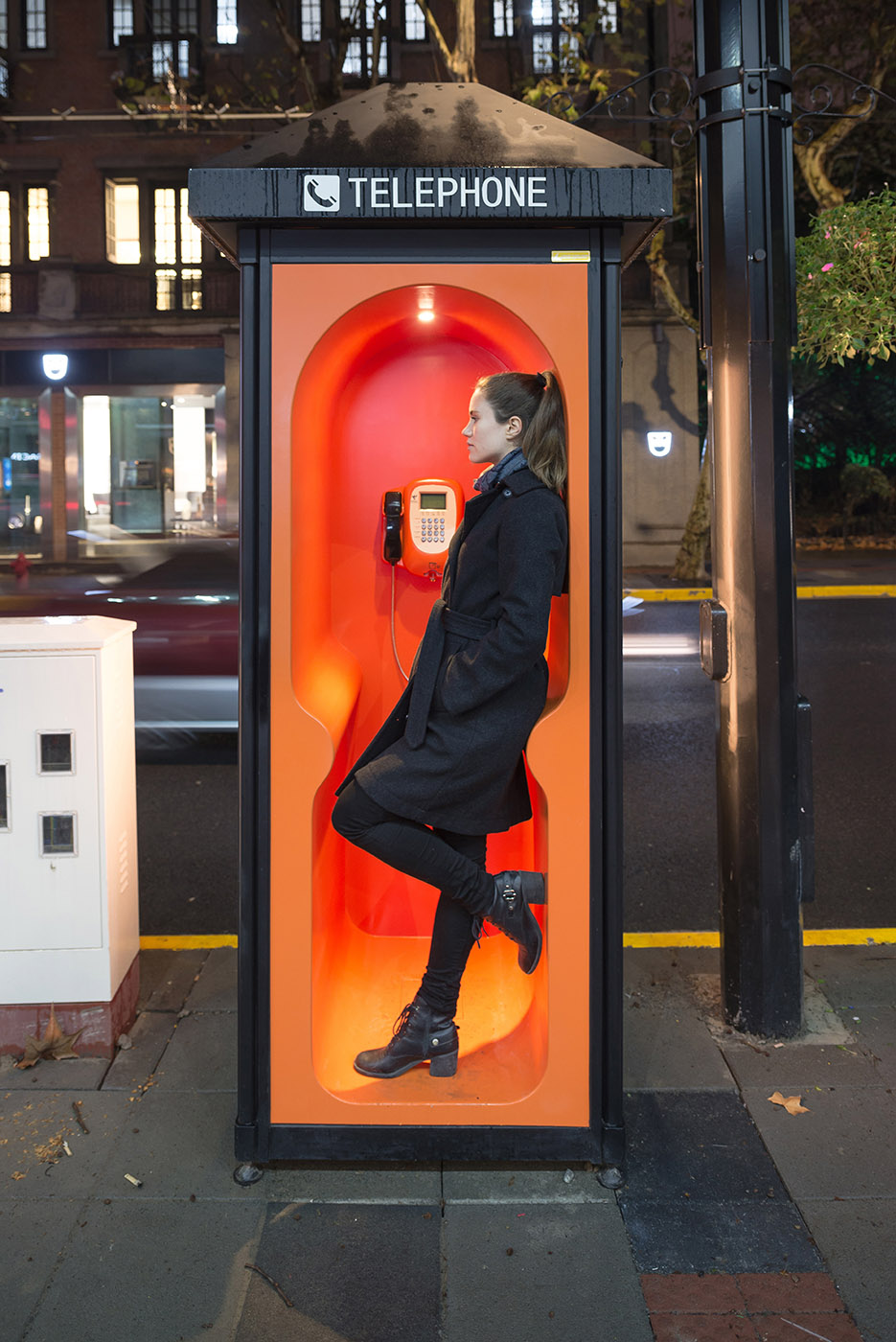 decoración urbana cabina de teléfono renovación de la sesión wifi usb naranja